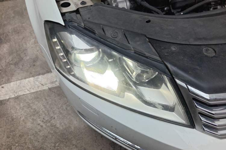 Used Volkswagen Magotan 2015 2.0 TSI Prestige Model Right Front Headlight