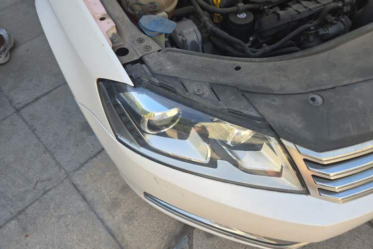 Used Volkswagen Magotan 2015 1.8TSI Luxury Model Right Front Headlight