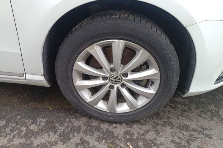 Used Volkswagen Magotan 2015 Facelift 1.8TSI Luxury Model Right Front Wheel Hub