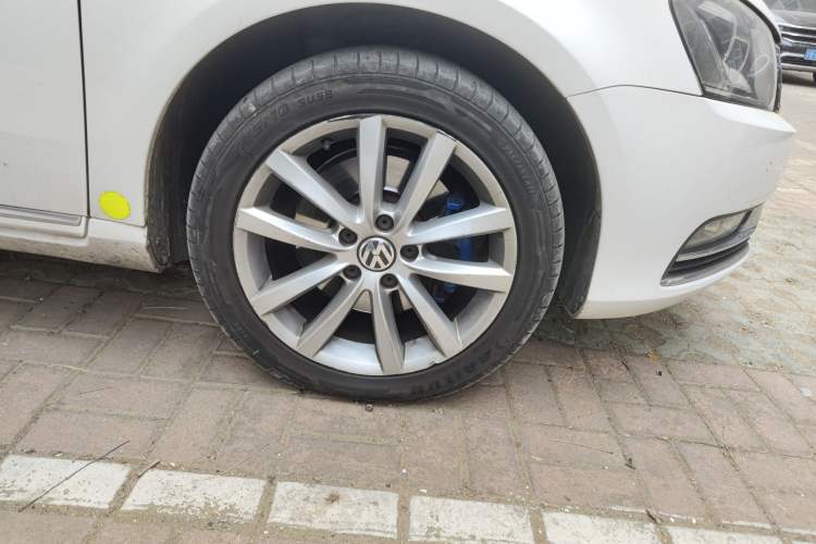 Used Volkswagen Magotan 2015 Travel Edition 2.0 TSI Comfort Version Right Front Wheel Hub