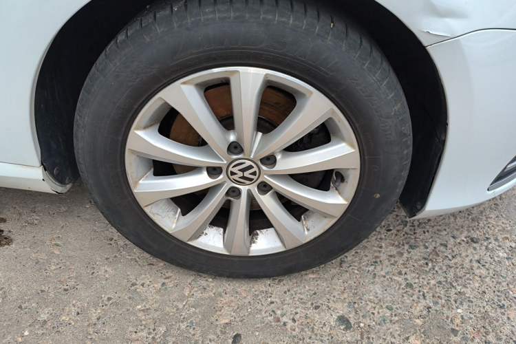 Used Volkswagen Magotan 2015 Revised Version 2.0 TSI Luxury Edition Right Front Wheel Hub