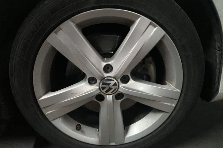 Used Volkswagen Magotan 2015 2.0 TSI Prestige Model Right Front Wheel Hub