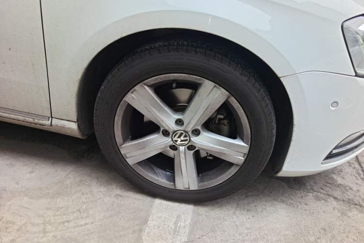 Used Volkswagen Magotan 2015 2.0 TSI Prestige Model Right Front Wheel Hub