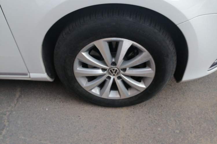 Used Volkswagen Magotan 2015 Facelift 1.8TSI Luxury Model Right Front Wheel Hub