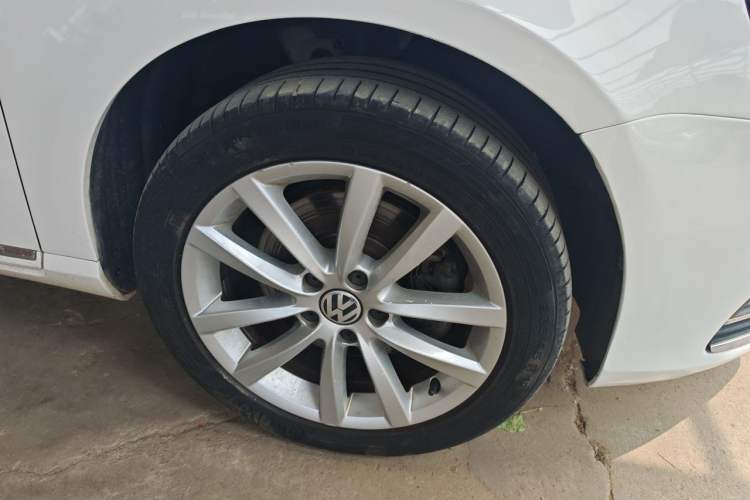 Used Volkswagen Magotan 2015 Travel Edition 2.0 TSI Comfort Version Right Front Wheel Hub