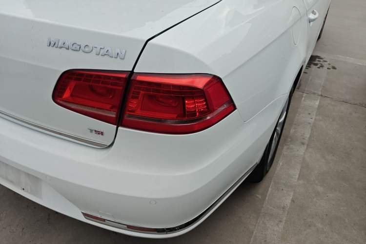 Used Volkswagen Magotan 2015 1.8TSI Advanced Model Right Rear Taillight