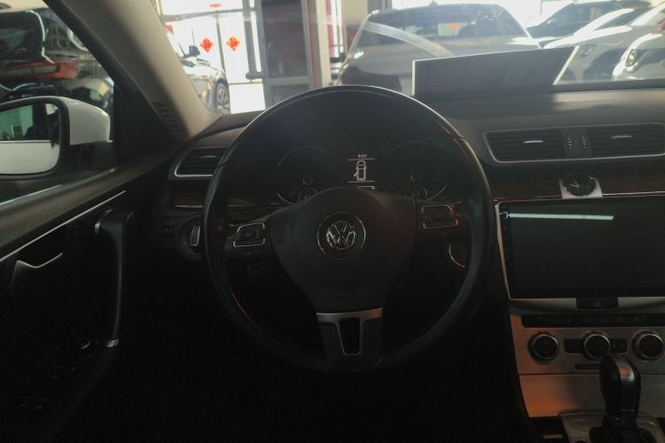 Used Volkswagen Magotan 2015 Travel Edition 2.0 TSI Comfort Version Steering Wheel