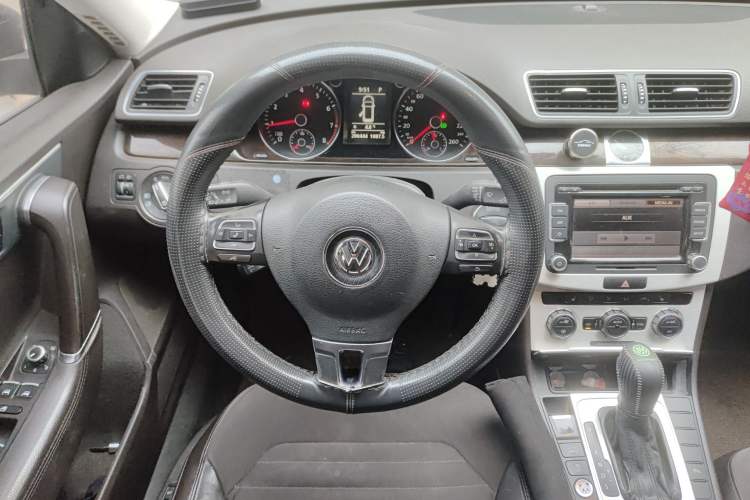 Used Volkswagen Magotan 2015 Travel Edition 2.0 TSI Comfort Version Steering Wheel