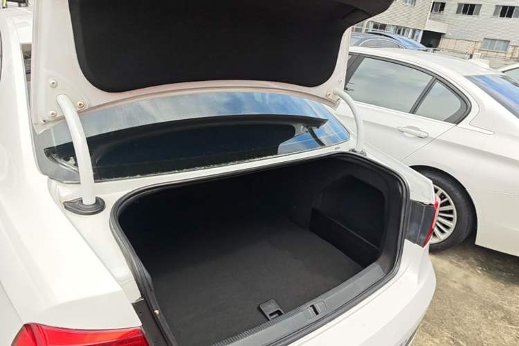 Used Volkswagen Magotan 2015 1.8TSI Luxury Model Trunk