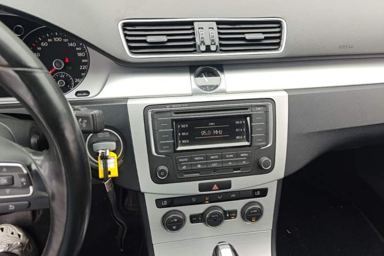 Used Volkswagen Magotan 2015 1.8TSI Advanced Model Audio And AC Panel