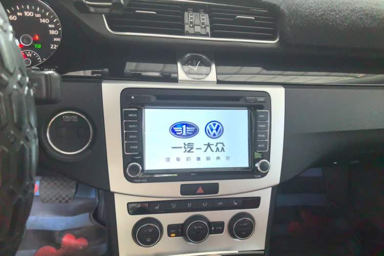 Used Volkswagen Magotan 2015 Facelift 1.8TSI Luxury Model Audio And AC Panel