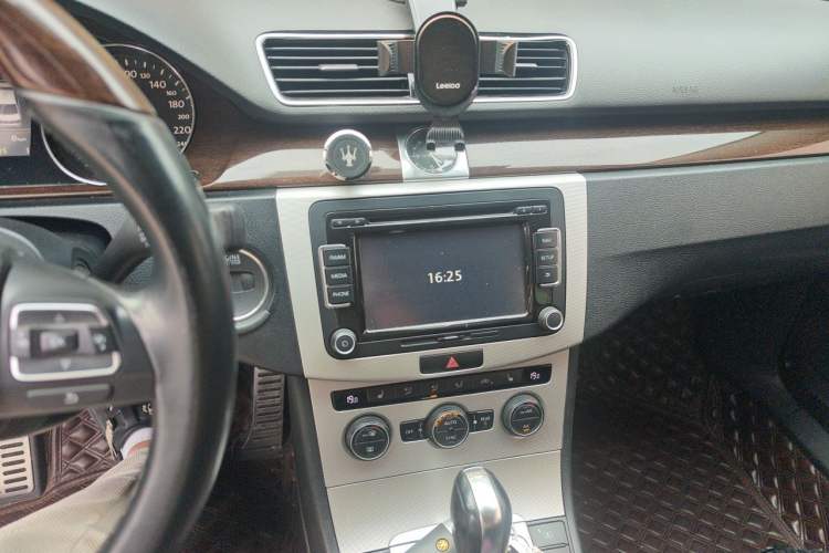 Used Volkswagen Magotan 2015 1.8TSI Prestige Model Audio And AC Panel