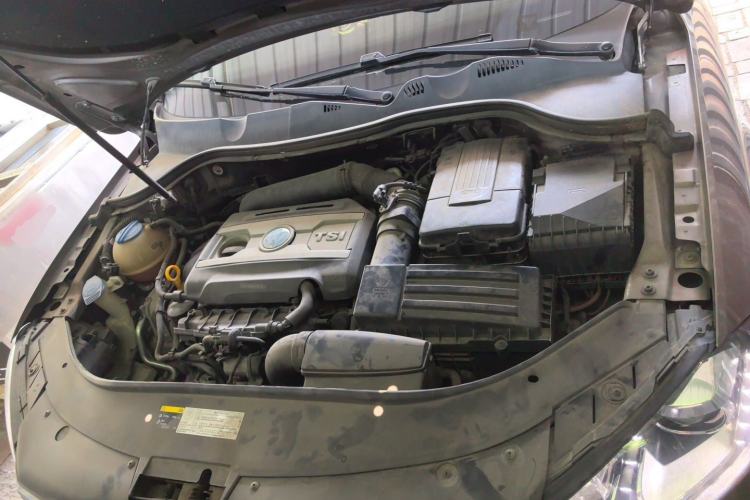 Used Volkswagen Magotan 2015 Facelift 1.8TSI Luxury Model Engine Bay