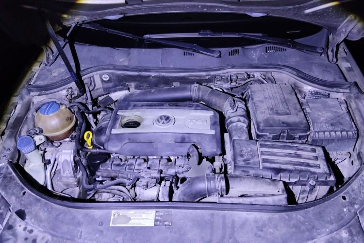 Used Volkswagen Magotan 2015 1.8TSI Advanced Model Engine Bay