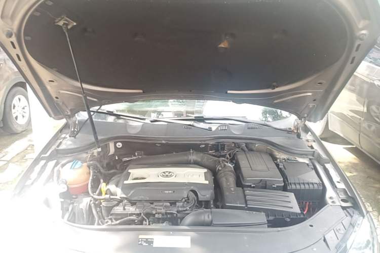 Used Volkswagen Magotan 2015 Revised 1.8TSI Prestige Version Engine Bay