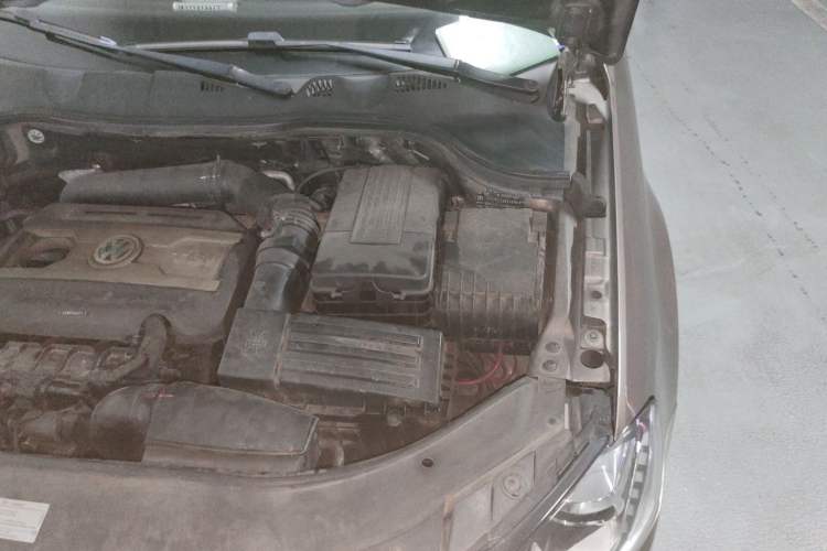 Used Volkswagen Magotan 2015 2.0 TSI Luxury Model Engine Bay Left
