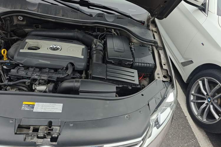 Used Volkswagen Magotan 2015 1.8TSI Advanced Model Engine Bay Left