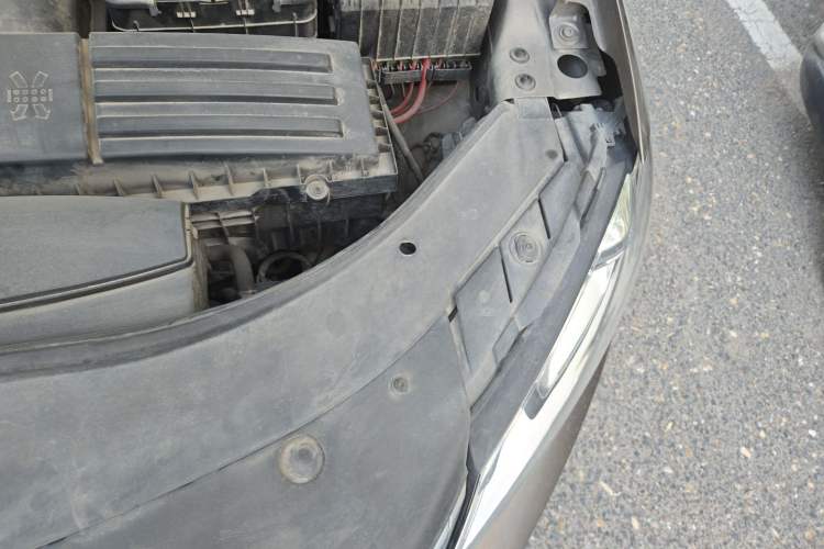 Used Volkswagen Magotan 2015 2.0 TSI Prestige Model Engine Bay Left