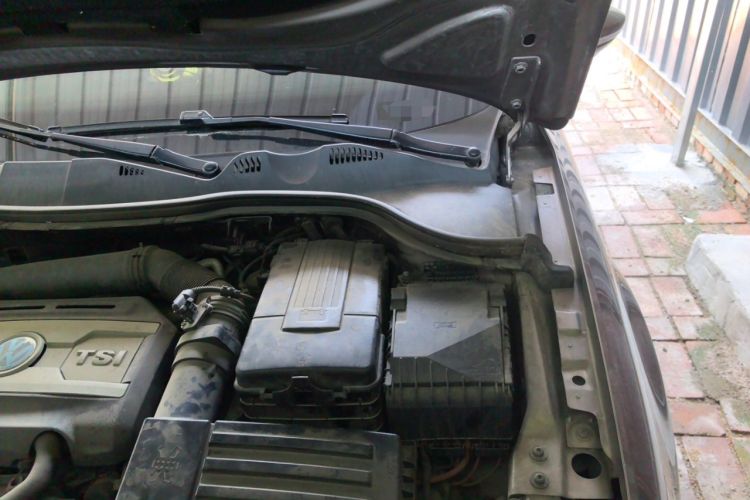 Used Volkswagen Magotan 2015 Facelift 1.8TSI Luxury Model Engine Bay Left