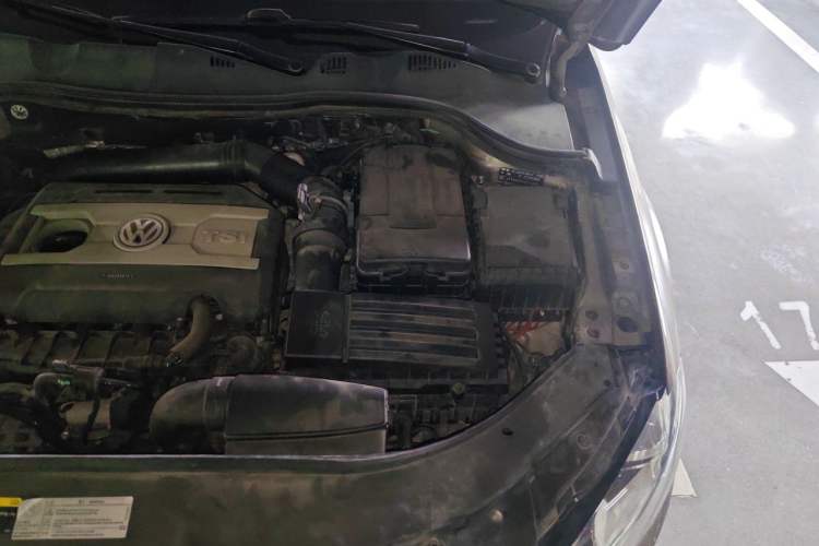 Used Volkswagen Magotan 2015 1.8TSI Luxury Model Engine Bay Left