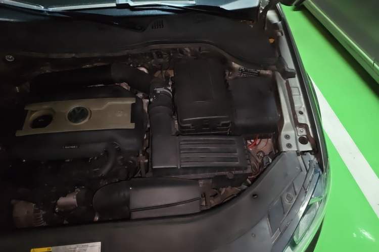 Used Volkswagen Magotan 2015 1.8TSI Luxury Model Engine Bay Left
