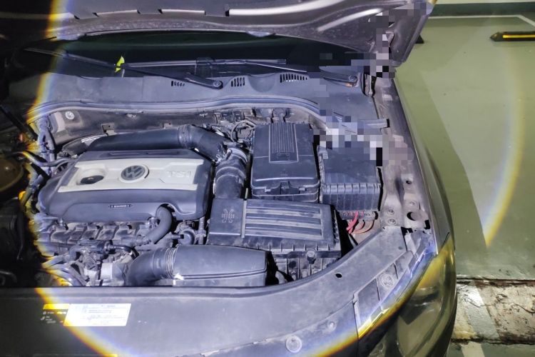 Used Volkswagen Magotan 2015 Facelift 1.8TSI Luxury Model Engine Bay Left