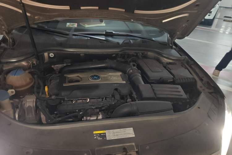 Used Volkswagen Magotan 2015 2.0 TSI Prestige Model Engine Bay Left