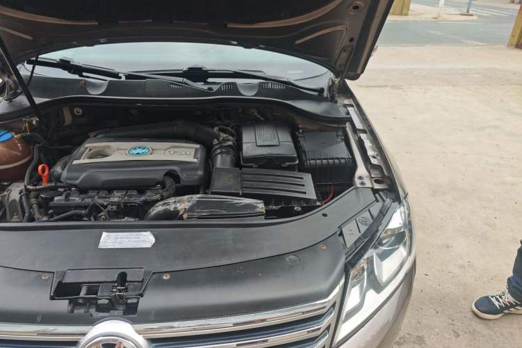 Used Volkswagen Magotan 2015 1.8TSI Prestige Model Engine Bay Left