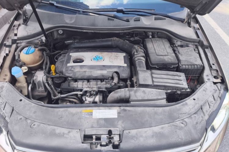 Used Volkswagen Magotan 2015 Facelift 1.8TSI Luxury Model Engine Bay
