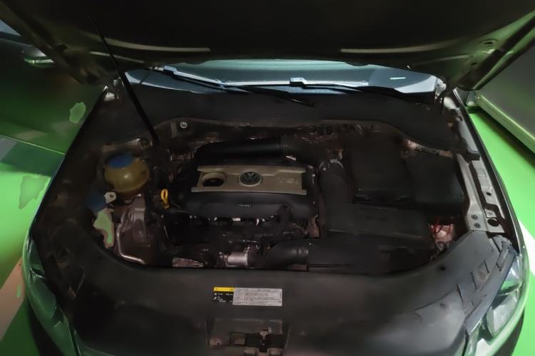 Used Volkswagen Magotan 2015 1.8TSI Luxury Model Engine Bay