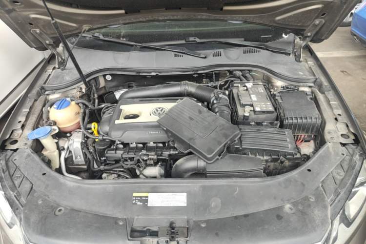 Used Volkswagen Magotan 2015 Facelift 1.8TSI Luxury Model Engine Bay