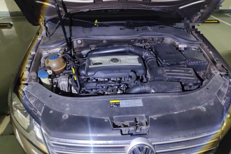 Used Volkswagen Magotan 2015 Facelift 1.8TSI Luxury Model Engine Bay