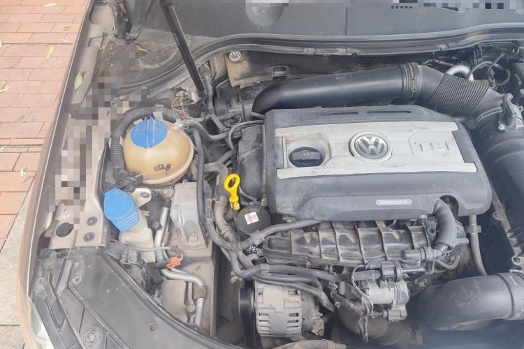 Used Volkswagen Magotan 2015 1.8TSI Advanced Model Engine Bay Right