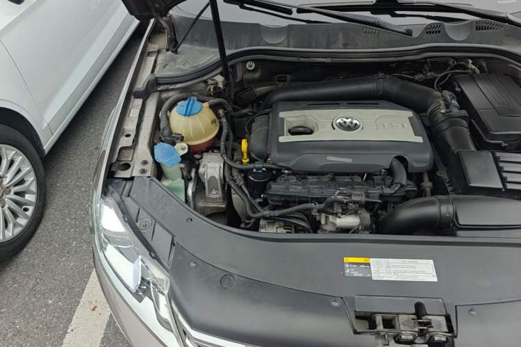 Used Volkswagen Magotan 2015 1.8TSI Advanced Model Engine Bay Right
