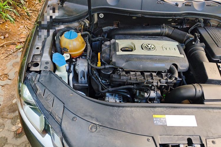 Used Volkswagen Magotan 2015 Facelift 1.8TSI Luxury Model Engine Bay Right
