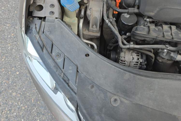 Used Volkswagen Magotan 2015 2.0 TSI Prestige Model Engine Bay Right