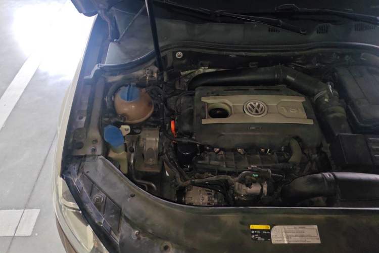 Used Volkswagen Magotan 2015 1.8TSI Luxury Model Engine Bay Right