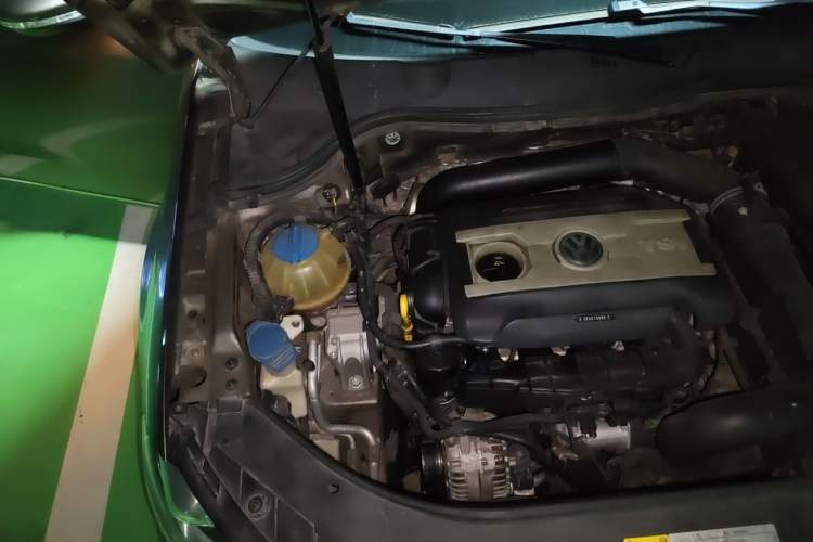 Used Volkswagen Magotan 2015 1.8TSI Luxury Model Engine Bay Right