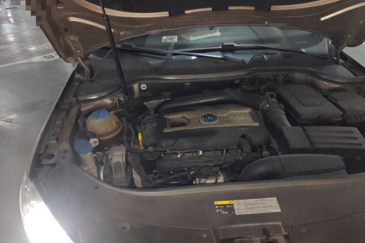 Used Volkswagen Magotan 2015 2.0 TSI Prestige Model Engine Bay Right