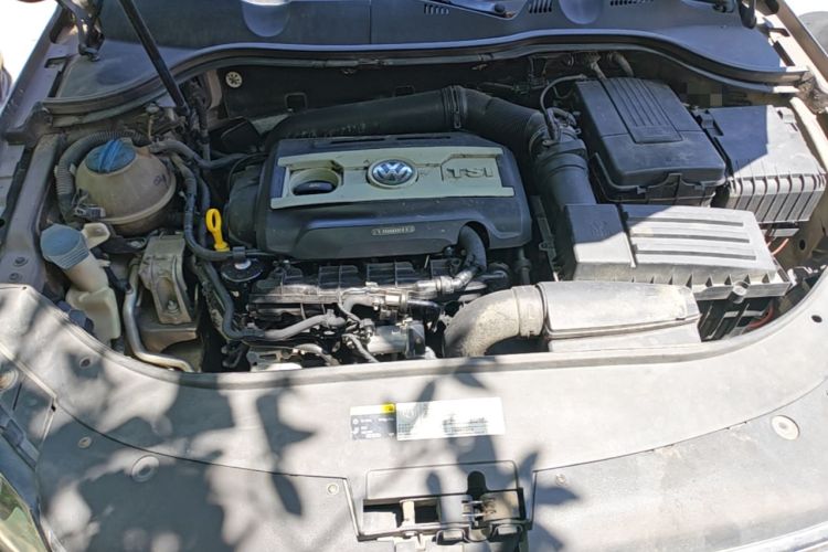 Used Volkswagen Magotan 2015 1.8TSI Luxury Model Engine Bay
