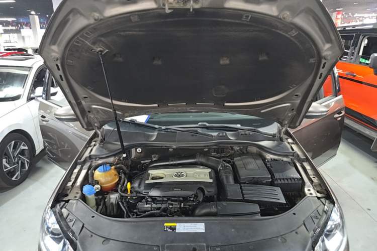 Used Volkswagen Magotan 2015 1.8TSI Luxury Model Engine Bay