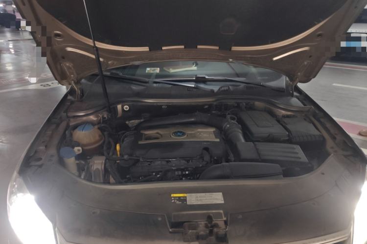 Used Volkswagen Magotan 2015 2.0 TSI Prestige Model Engine Bay
