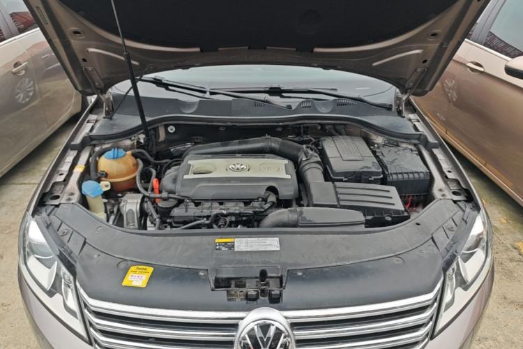 Used Volkswagen Magotan 2015 2.0 TSI Luxury Model Engine Bay