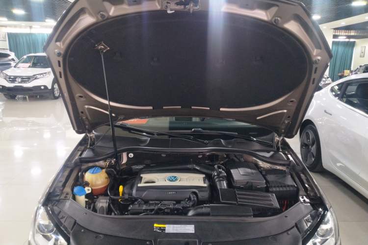 Used Volkswagen Magotan 2015 Facelift 1.8TSI Luxury Model Engine Bay