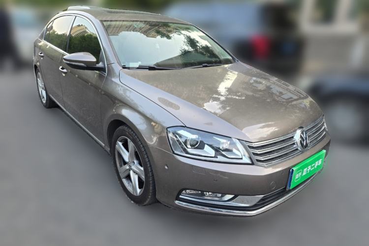 Used Volkswagen Magotan 2015 2.0 TSI Prestige Model Front Right 45 Deg