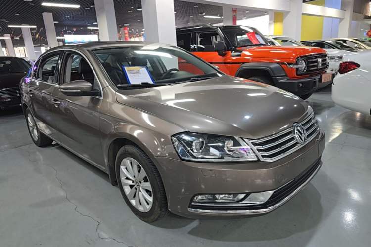 Used Volkswagen Magotan 2015 1.8TSI Luxury Model Front Right 45 Deg