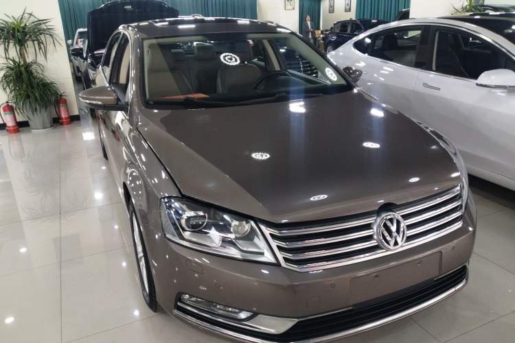 Used Volkswagen Magotan 2015 Facelift 1.8TSI Luxury Model Front Right 45 Deg