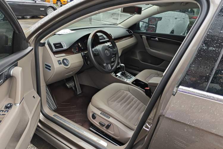 Used Volkswagen Magotan 2015 Revised 1.8TSI Prestige Version Interior 3