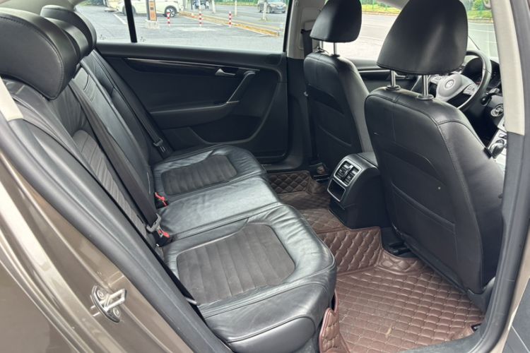 Used Volkswagen Magotan 2015 1.8TSI Luxury Model Interior 9
