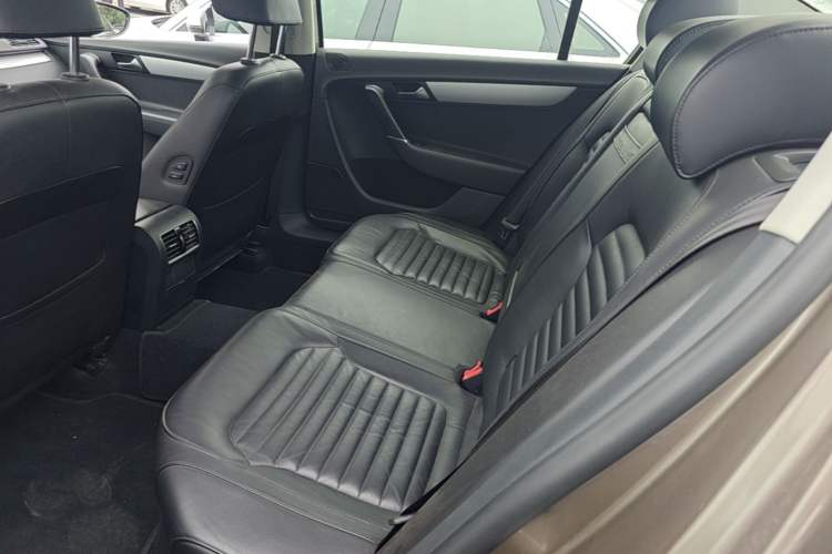 Used Volkswagen Magotan 2015 1.8TSI Advanced Model Left Rear Seat